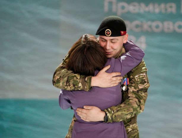 Матери бойцов СВО встретились с сыновьями на церемонии вручения премии "Мы рядом. Доброе дело"