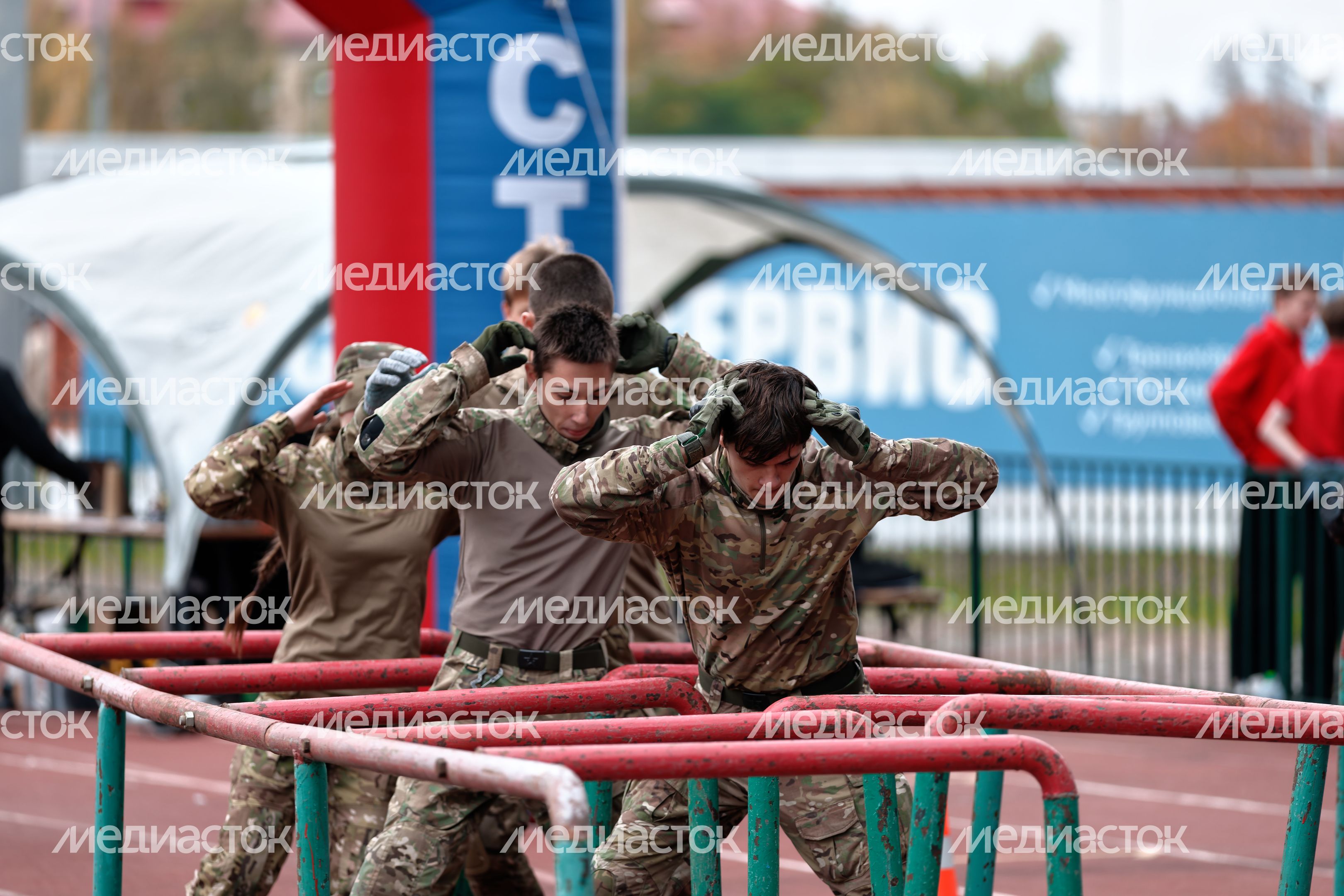 Слаженность в прохождении полосы препятствий показали школьники в военно-патриотической игре «Наследники Победы»