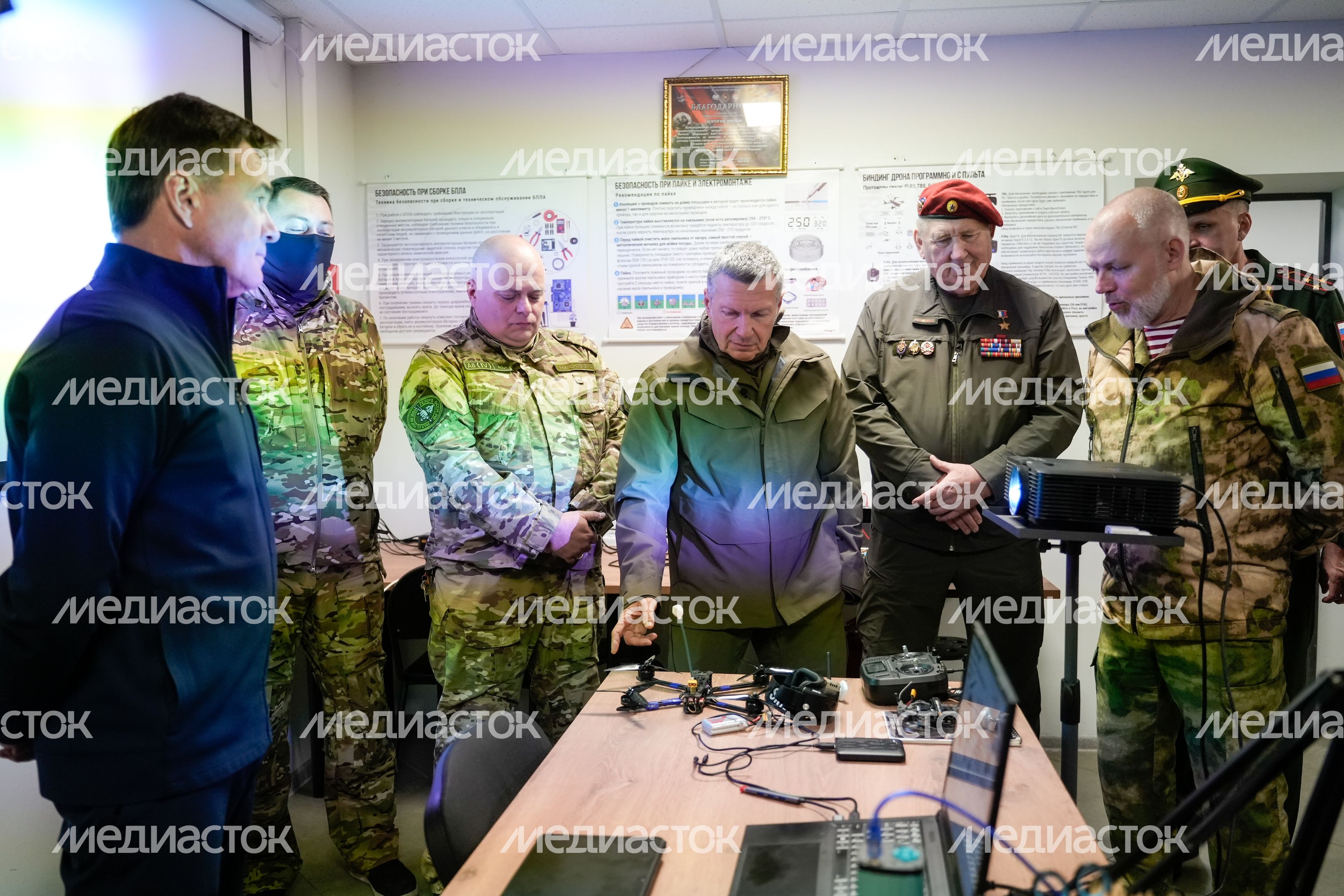 Андрей Воробьев и Владимир Соловьев посетили центр спецподготовки "Витязь" в Балашихе Андрей Воробьев и Владимир Соловьев посетили центр спецподготовки "Витязь" в Балашихе