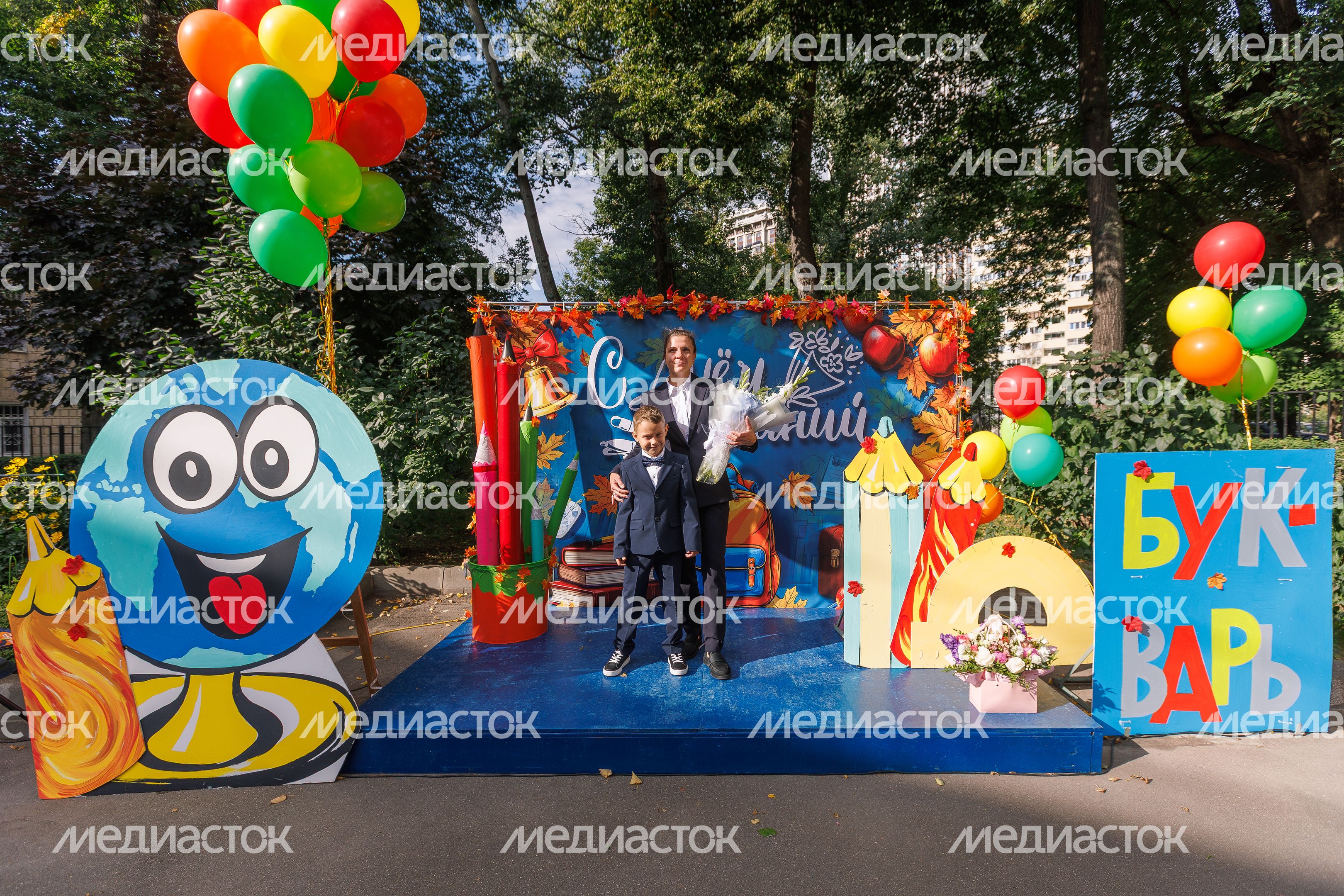 Первоклассники 1 сентября на линейке в школе Первоклассники 1 сентября на линейке в школе