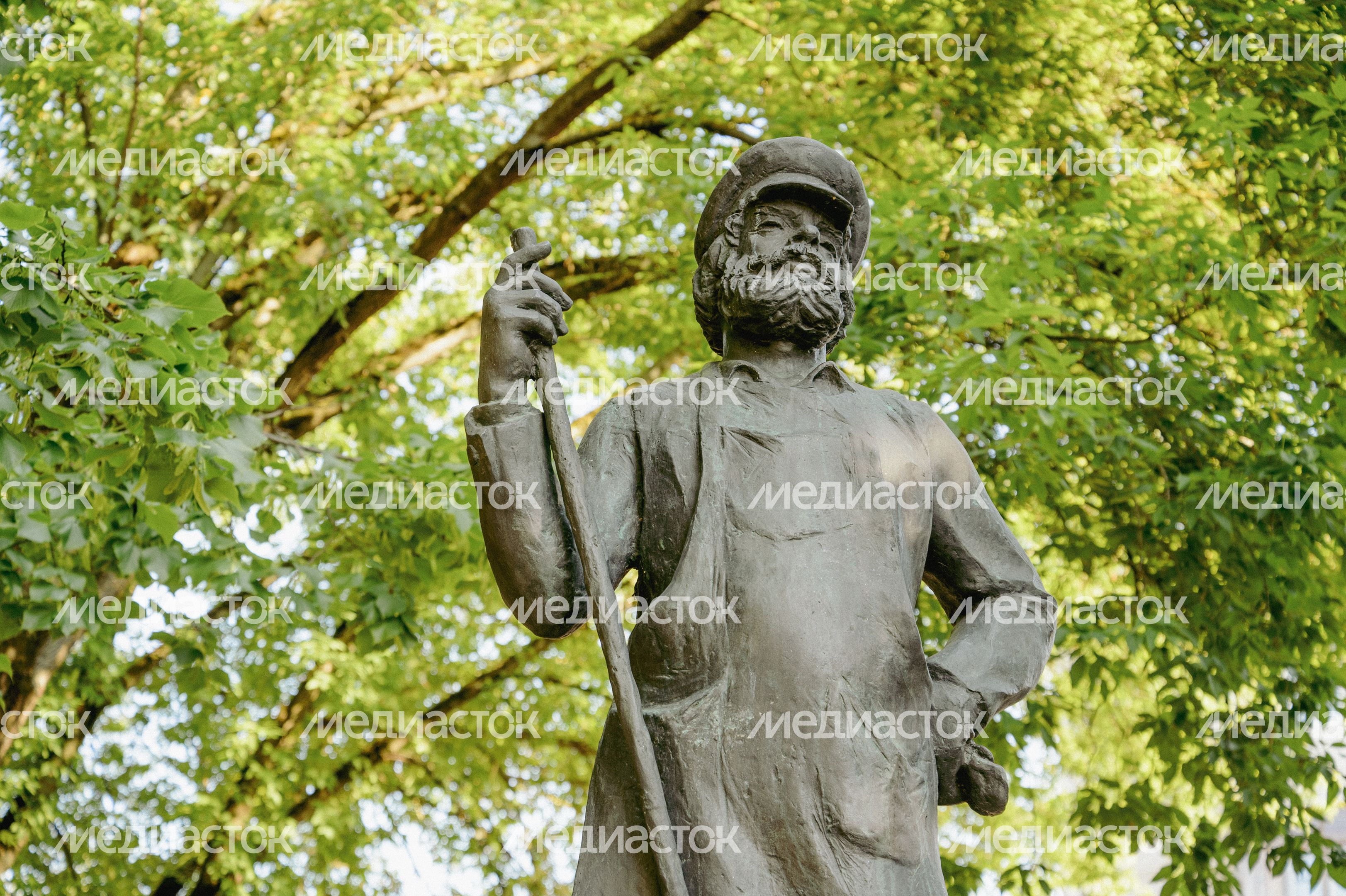 Памятник Дворник с собачкой