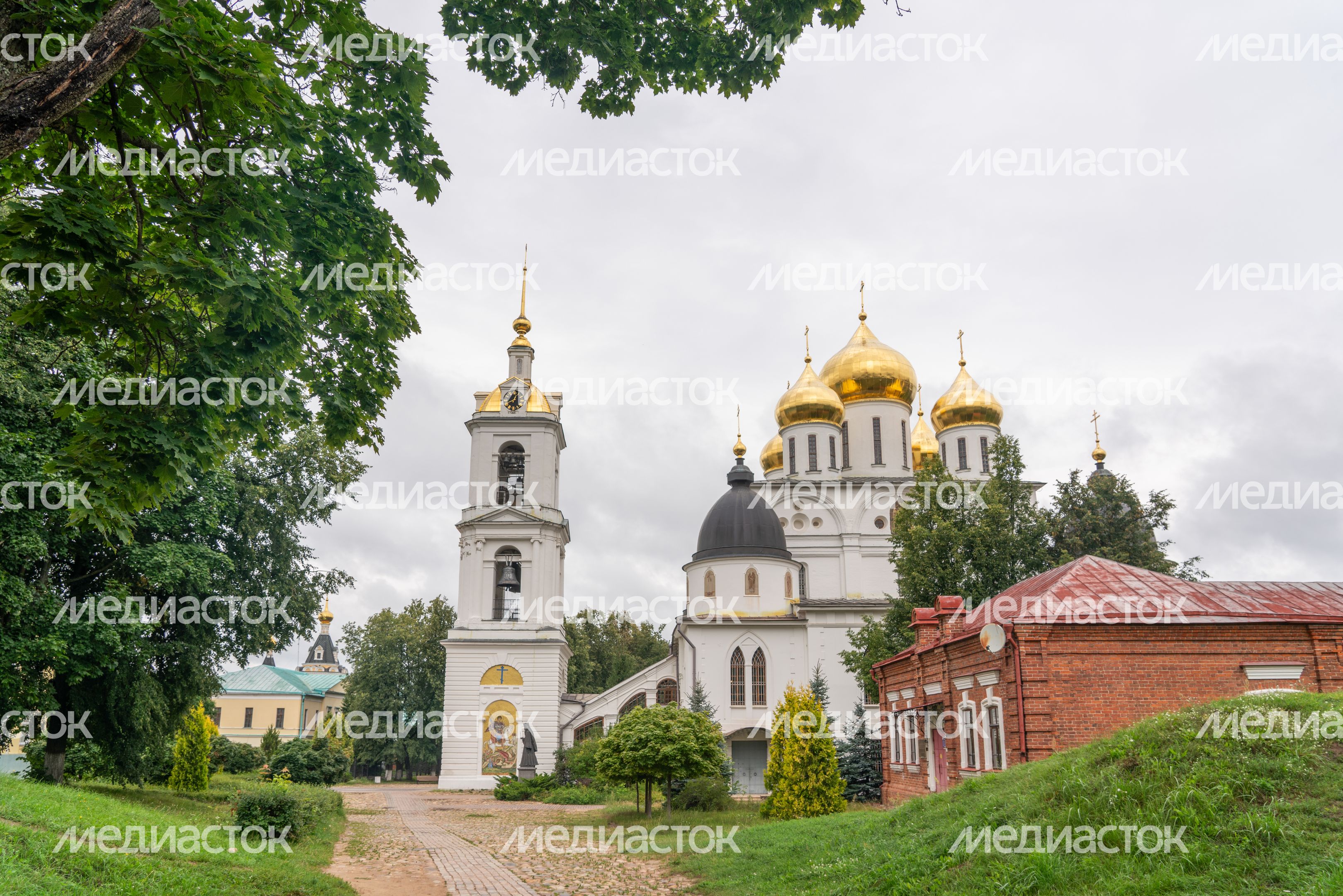 Летние виды города Дмитров в районе Советской площади Летние виды города Дмитров в районе Советской площади