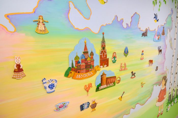 Роспись стен в коридоре нового детского сада «Синички» школы №14 в ЖК «Подлипки город» Коломны