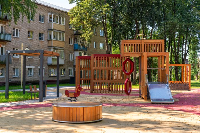 Детская площадка в сквере на улице Социалистической в Рузе после благоустройства