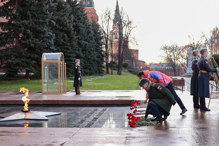 Волонтеры и герои СВО возложили цветы к Вечному огню у кремлевской стены