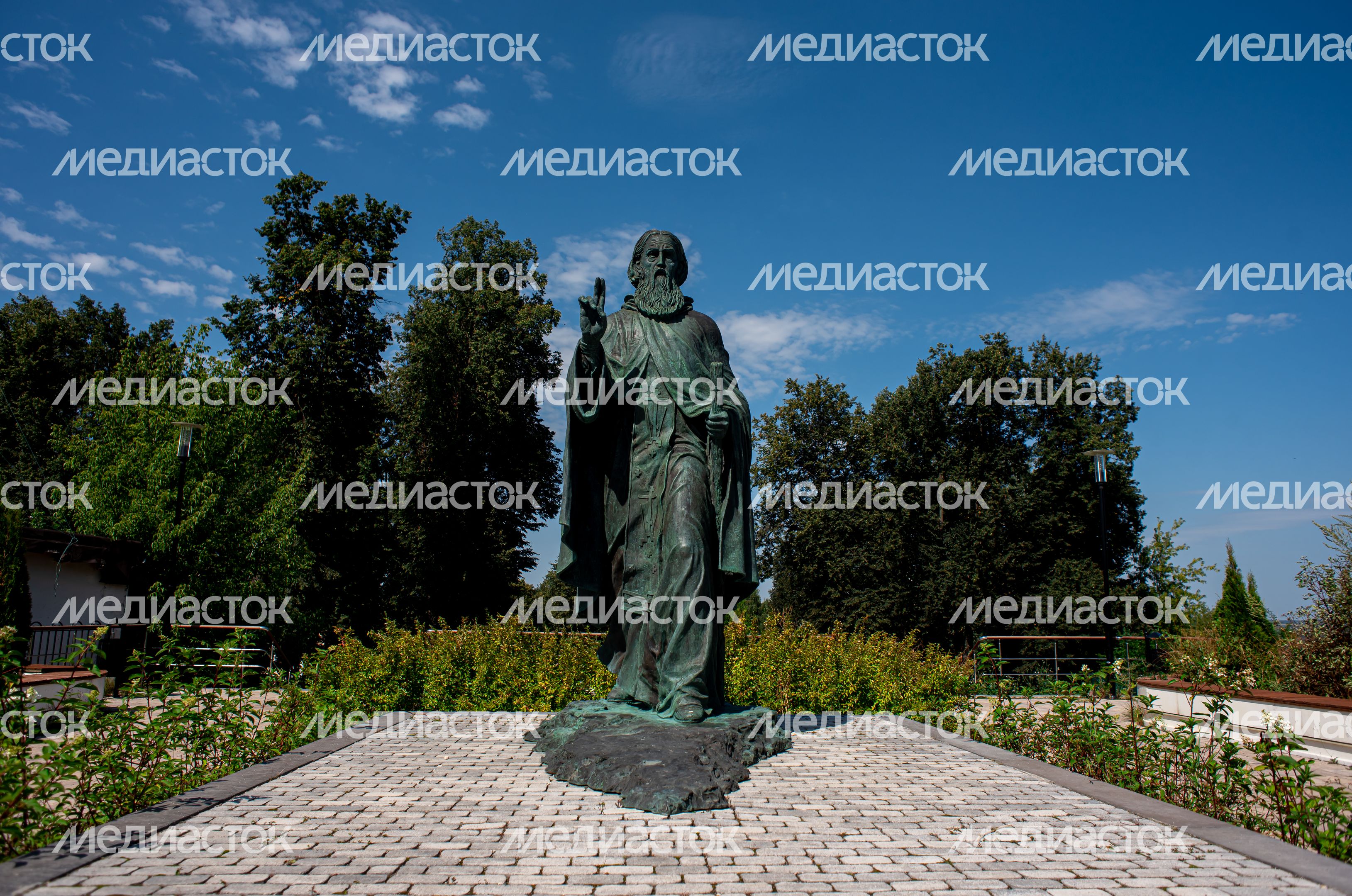 Летние виды храма Николы Ратного в городе Кашира