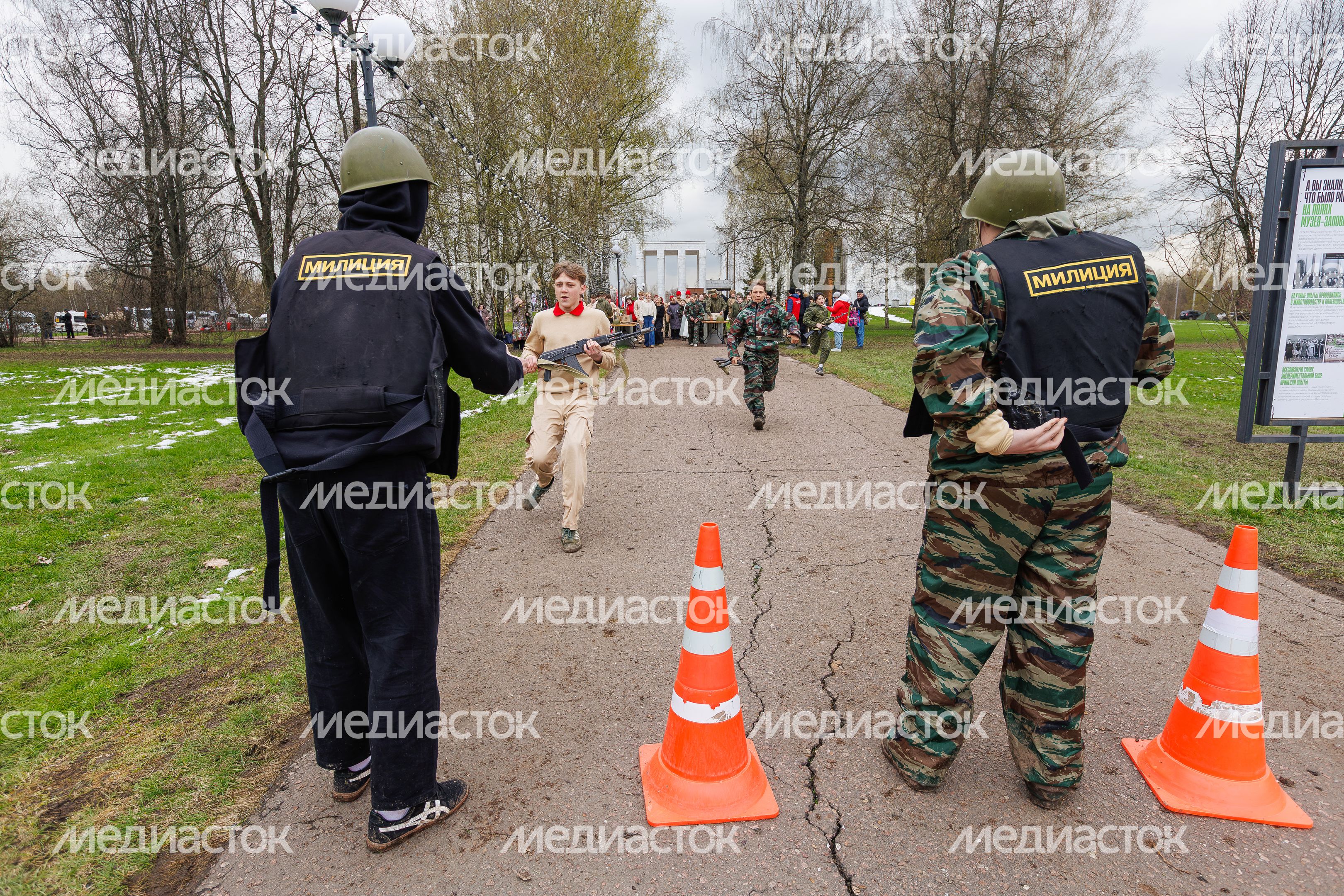 Военно-патриотическая игра «Юнармия, вперед!», посвященная Дню Победы, в Горках Ленинских Военно-патриотическая игра «Юнармия, вперед!», посвященная Дню Победы, в Горках Ленинских