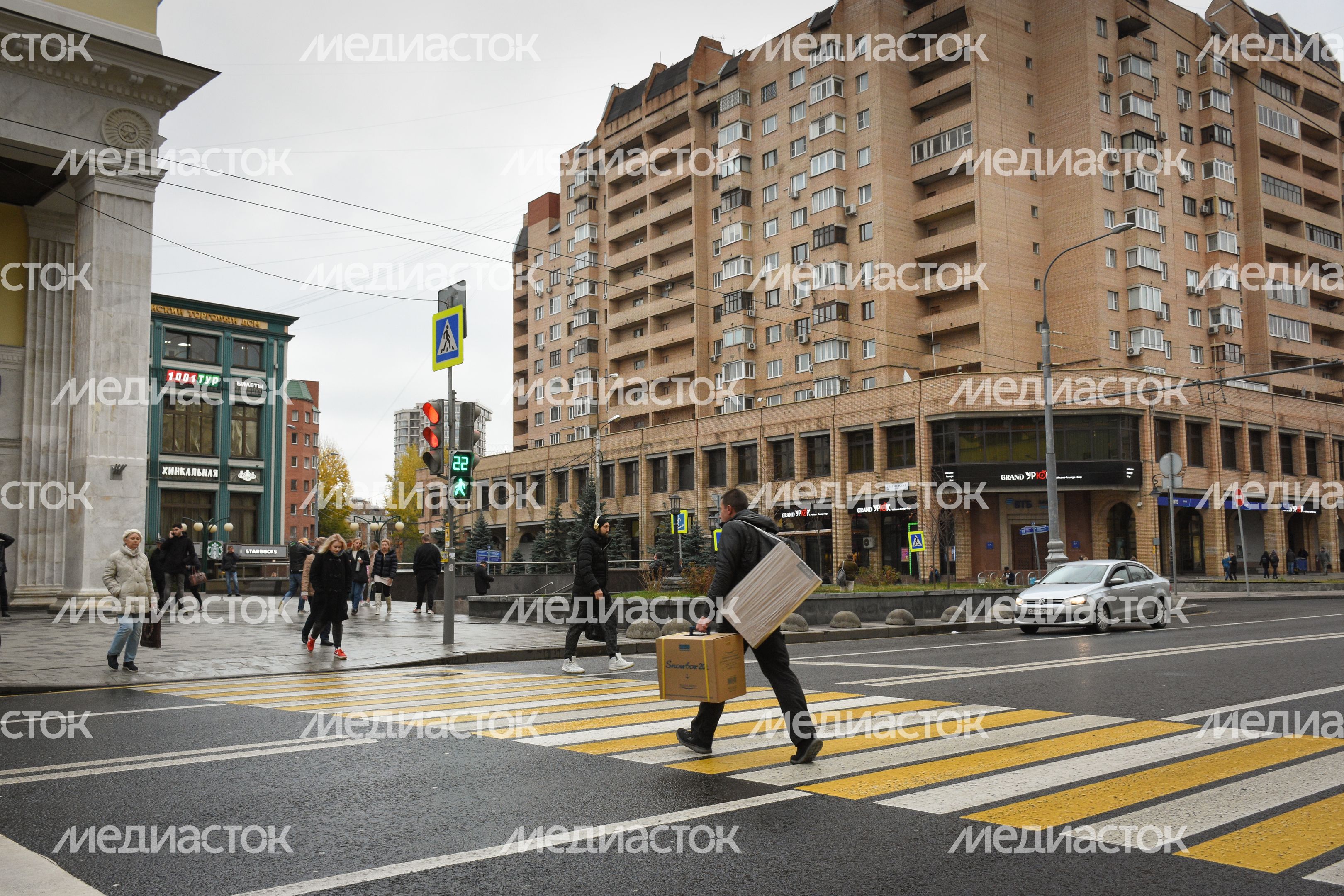 Повседневная жизнь города в Москве осенью