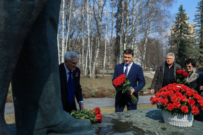 Посещение губернатором космонавта первого отряда