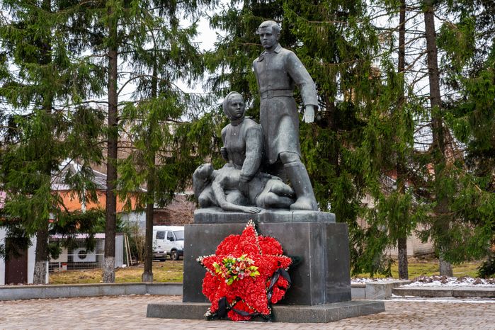 Памятник юным героям-партизанам в селе Осташево Волоколамского округа