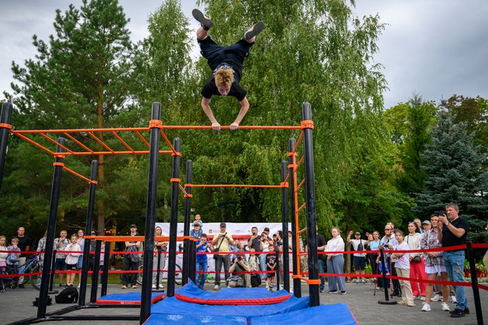 Соревнования по воркауту среди молодежи на фестивале уличной культуры в парке Мира города Мытищи