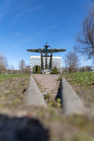 Памятник самолету Ил-2