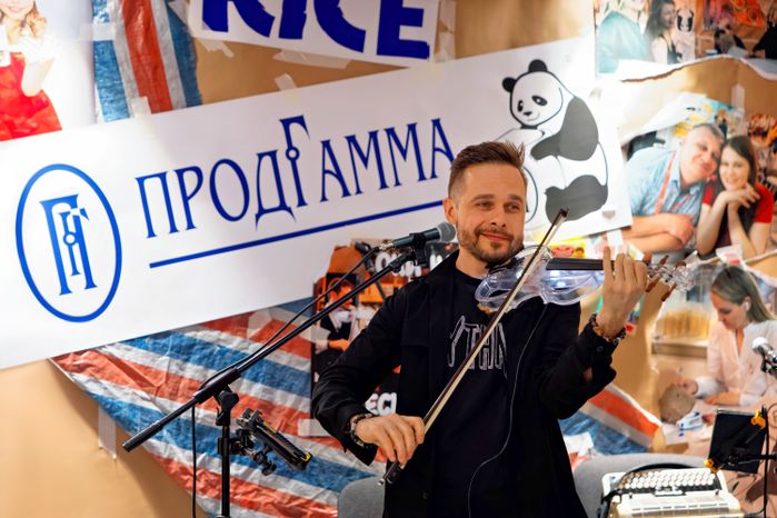 Скрипач выступает на Международной выставке «Продэкспо-2026» в МВЦ «Крокус Экспо» в Красногорске