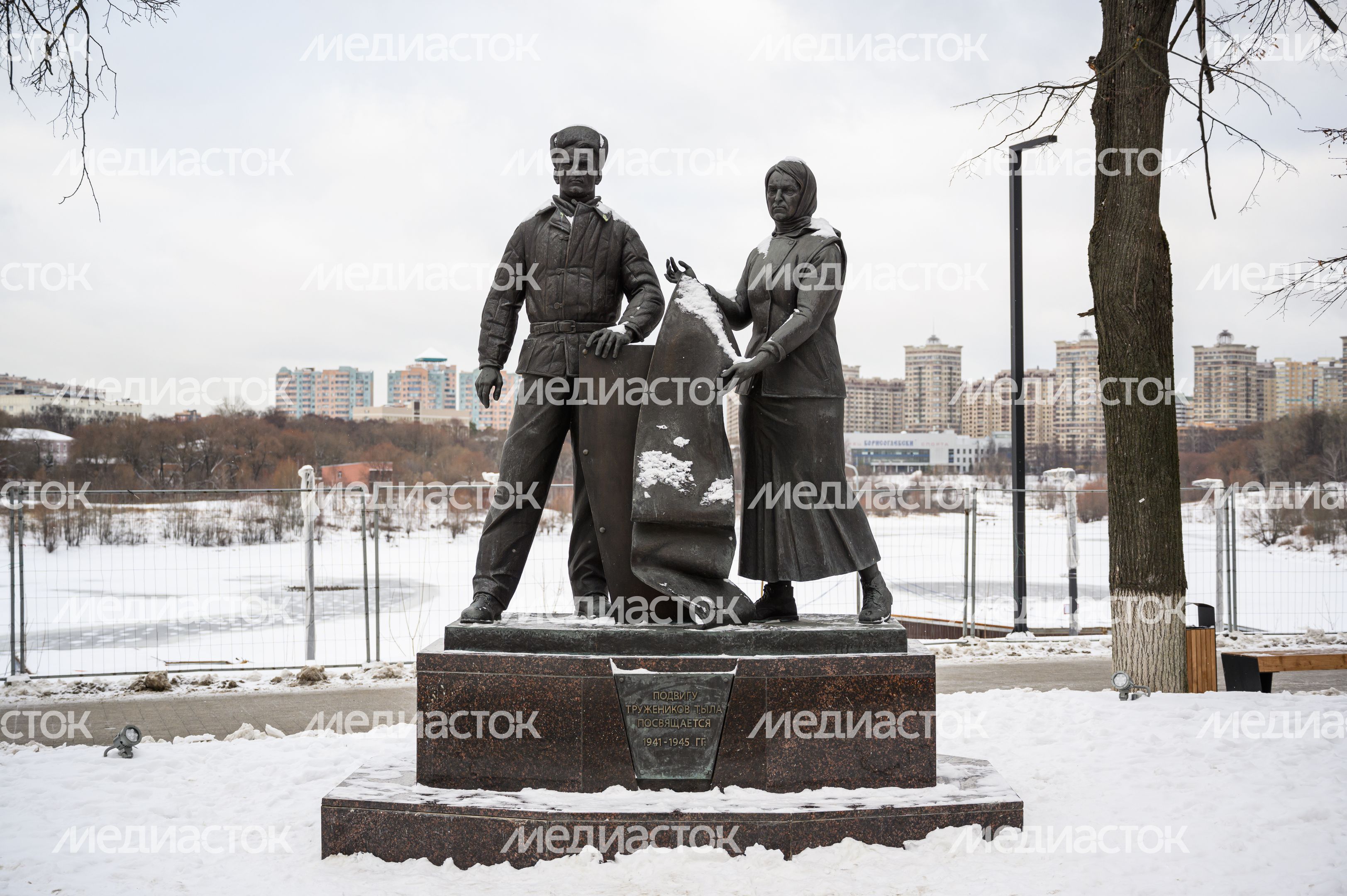 Памятник труженикам тыла в 1941-1945 у Троицкого собора в Раменском городском парке Памятник труженикам тыла в 1941-1945 у Троицкого собора в Раменском городском парке