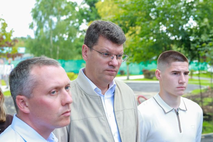 Денис Кравченко проверил ход благоустройства набережной пруда "Москвич" в Лобне