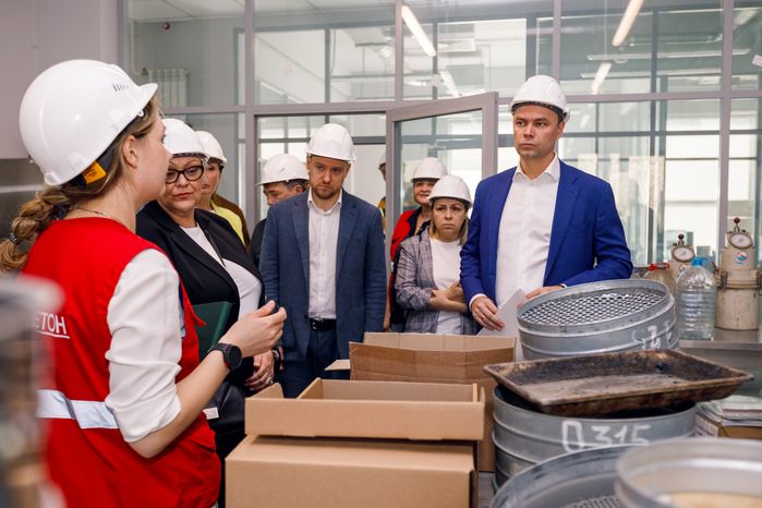 Всеволод Волосевич с отраслевыми заместителями глав округов посетил асфальтобетонный завод в Солнечногорске