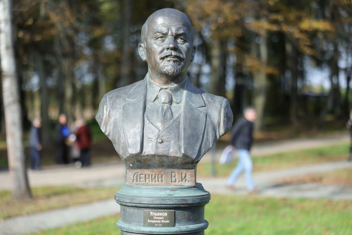 Бюст Ленина в Аллее правителей в усадьбе Татищева под Солнечногорском