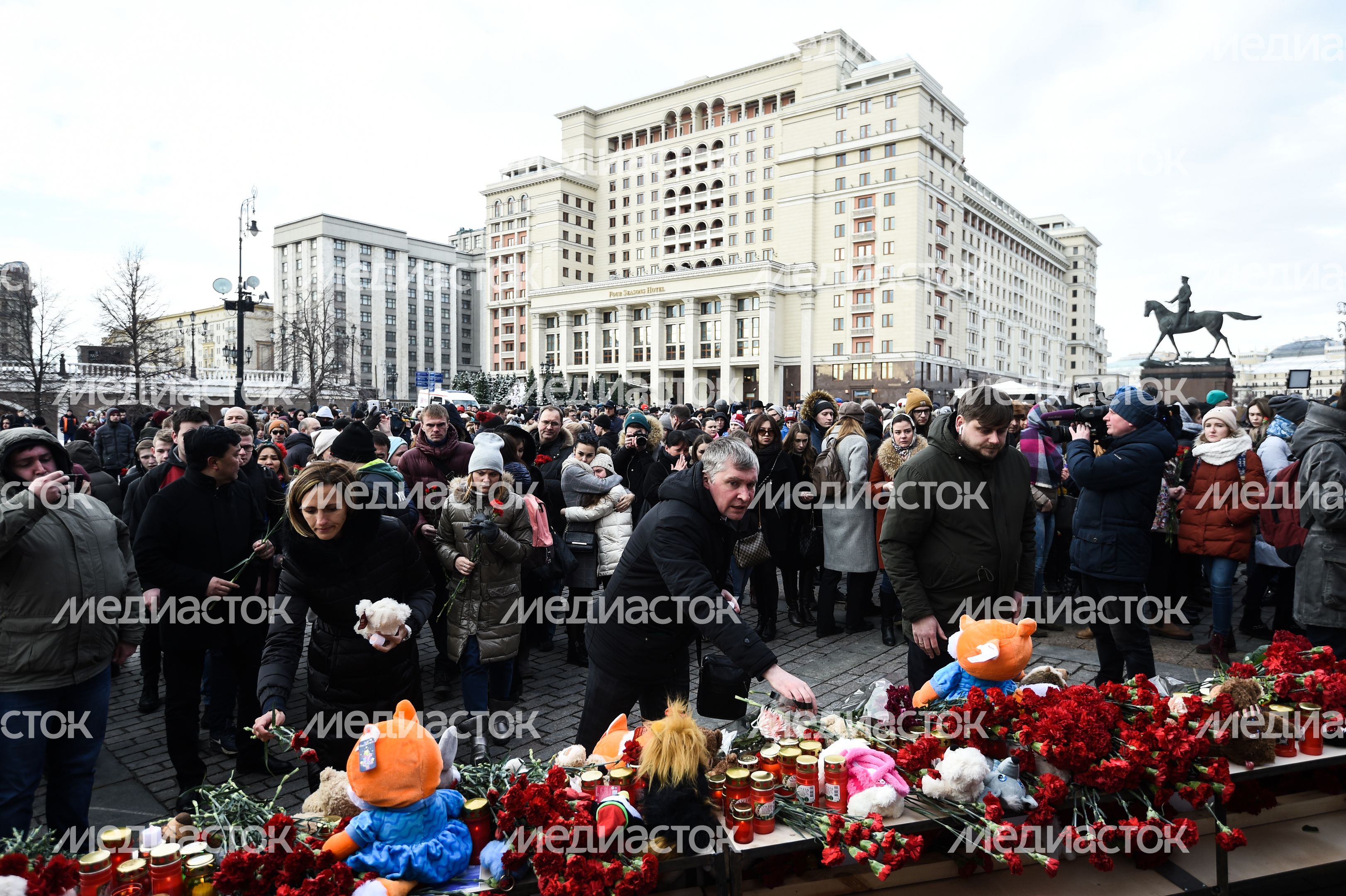 Акция в память о погибших в Кемерове на Манежной площади в Москве