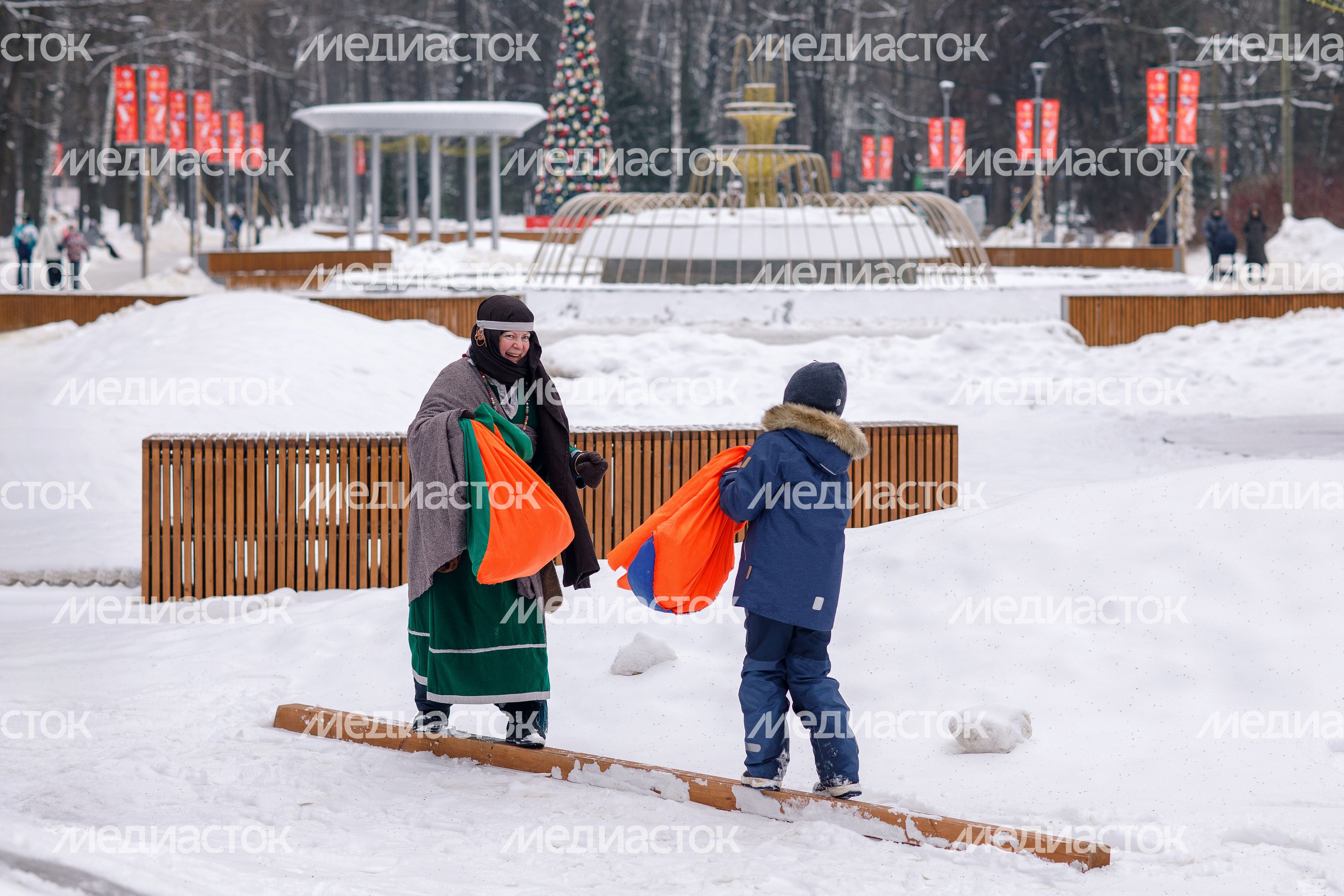 Битва на мешках на празднике "Рождественские узоры" в парке имени Л.Н. Толстого в Химках Битва на мешках на празднике "Рождественские узоры" в парке имени Л.Н. Толстого в Химках