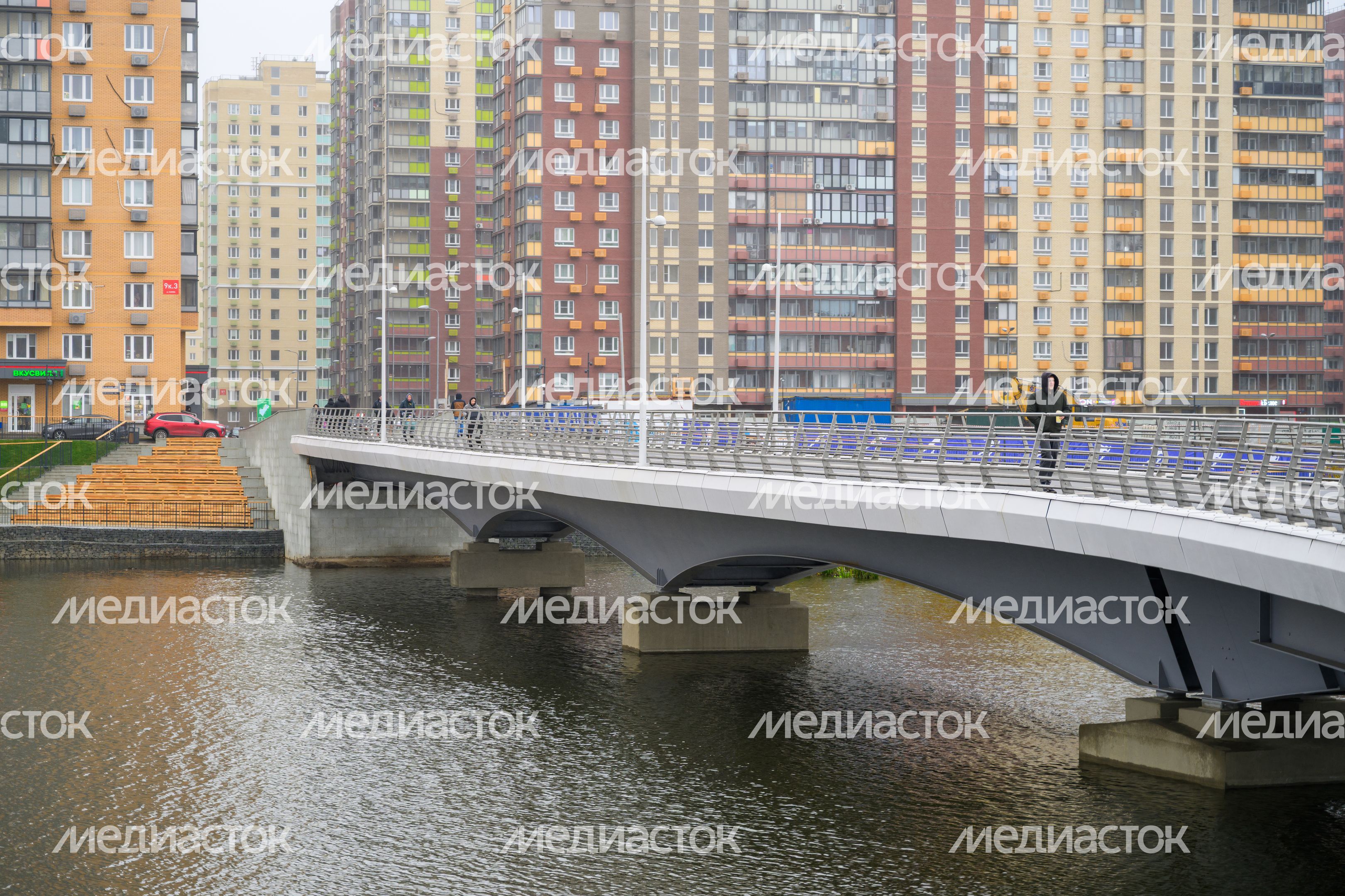 Пешеходный мост через озеро Черное соединил Люберцы и Москву Пешеходный мост через озеро Черное соединил Люберцы и Москву
