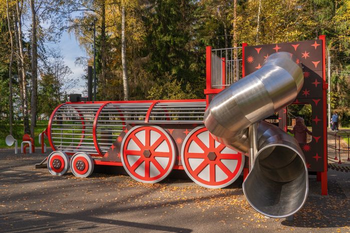 Детская игровая площадка «Паровоз» в благоустроенном сквере микрорайона Депо города Лобня осенью