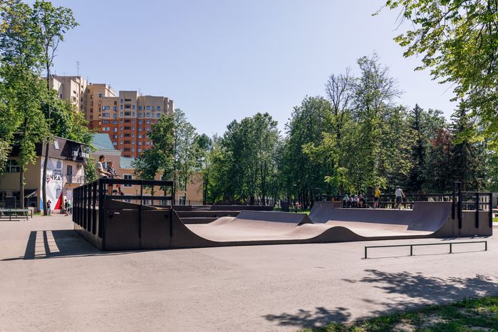 Скейт-площадка в Центральном парке культуры и отдыха «Пушкинский» в Пушкино летом