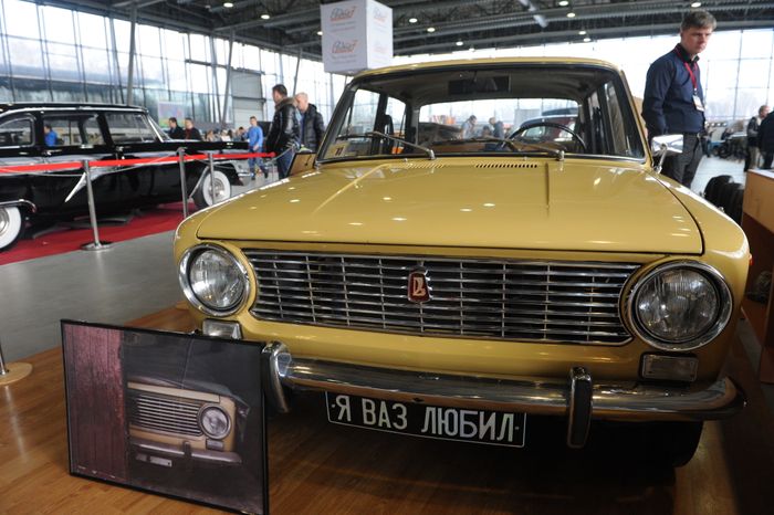 Выставка старинных автомобилей «Олдтаймер-Галерея» в парке Сокольники