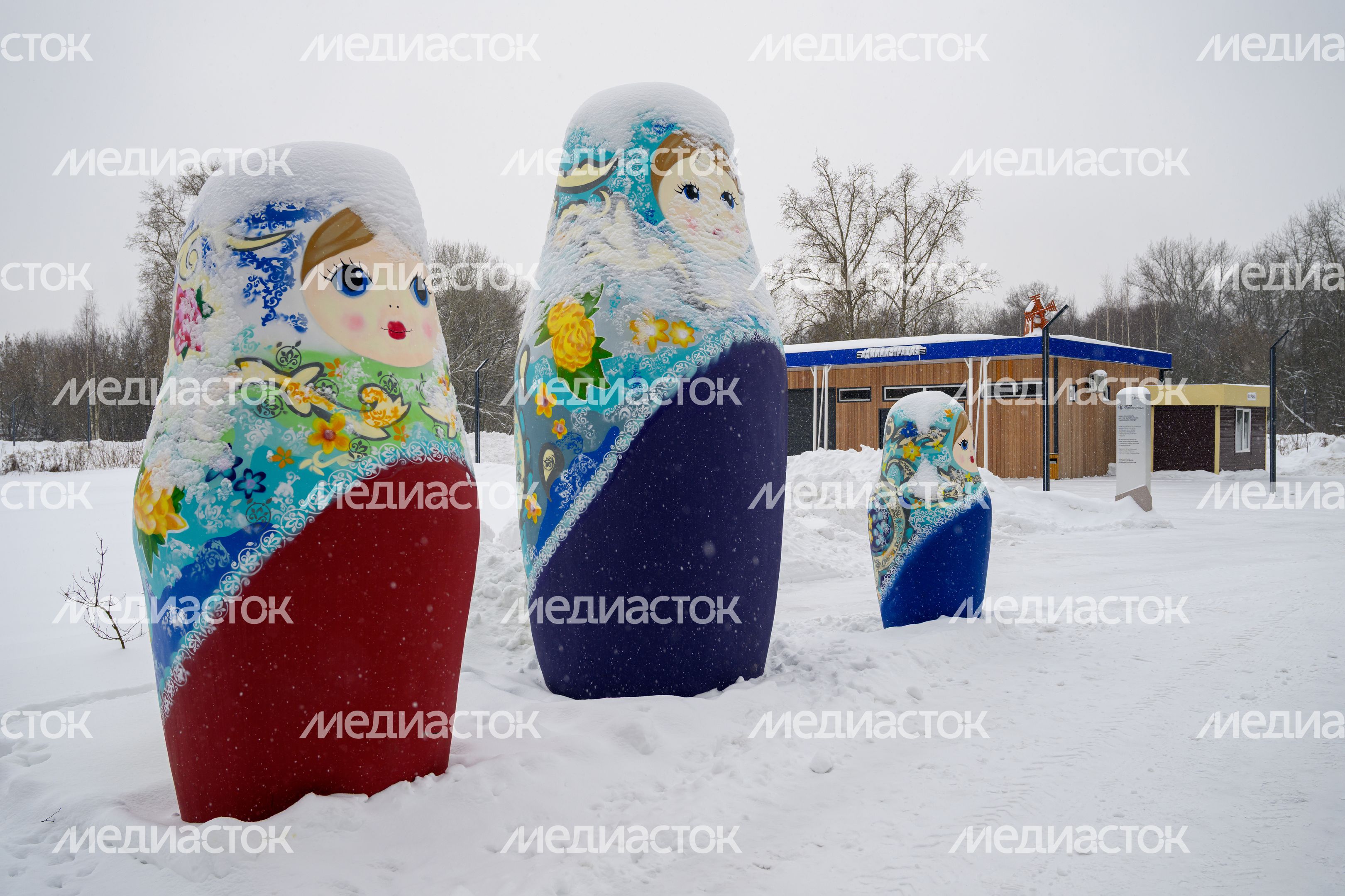 Матрешки в парке «Меленки» Павловского Посада зимой Матрешки в парке «Меленки» Павловского Посада зимой