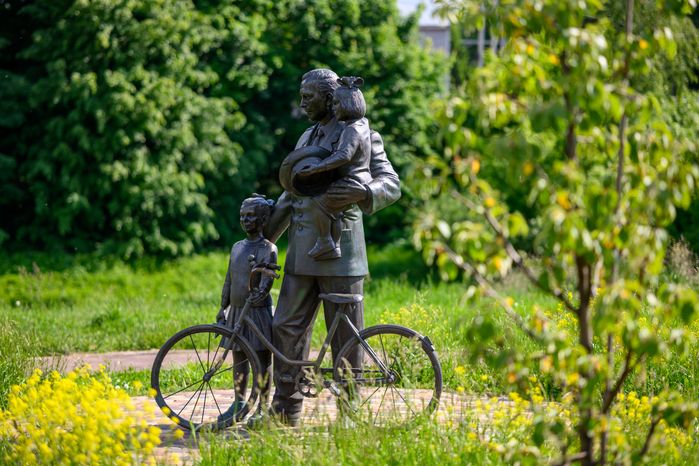 Памятники космонавтам в ЖК «Лукино-Варино» поселка Свердловский округа Лосино-Петровский