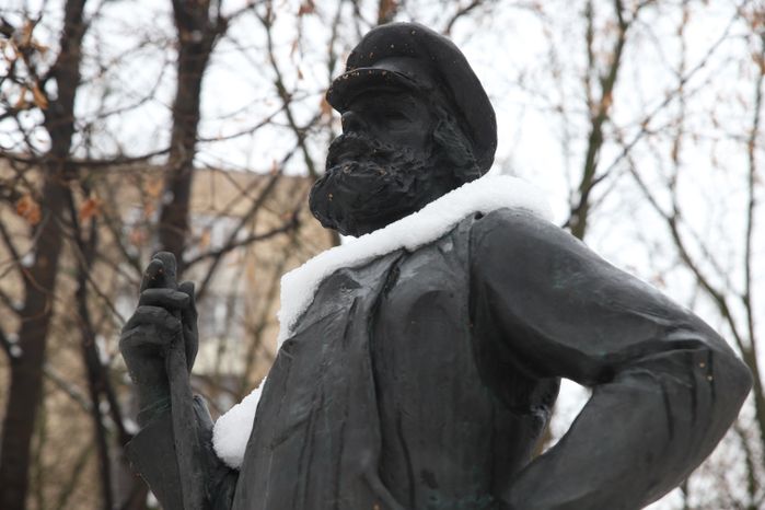 Памятник Дворнику