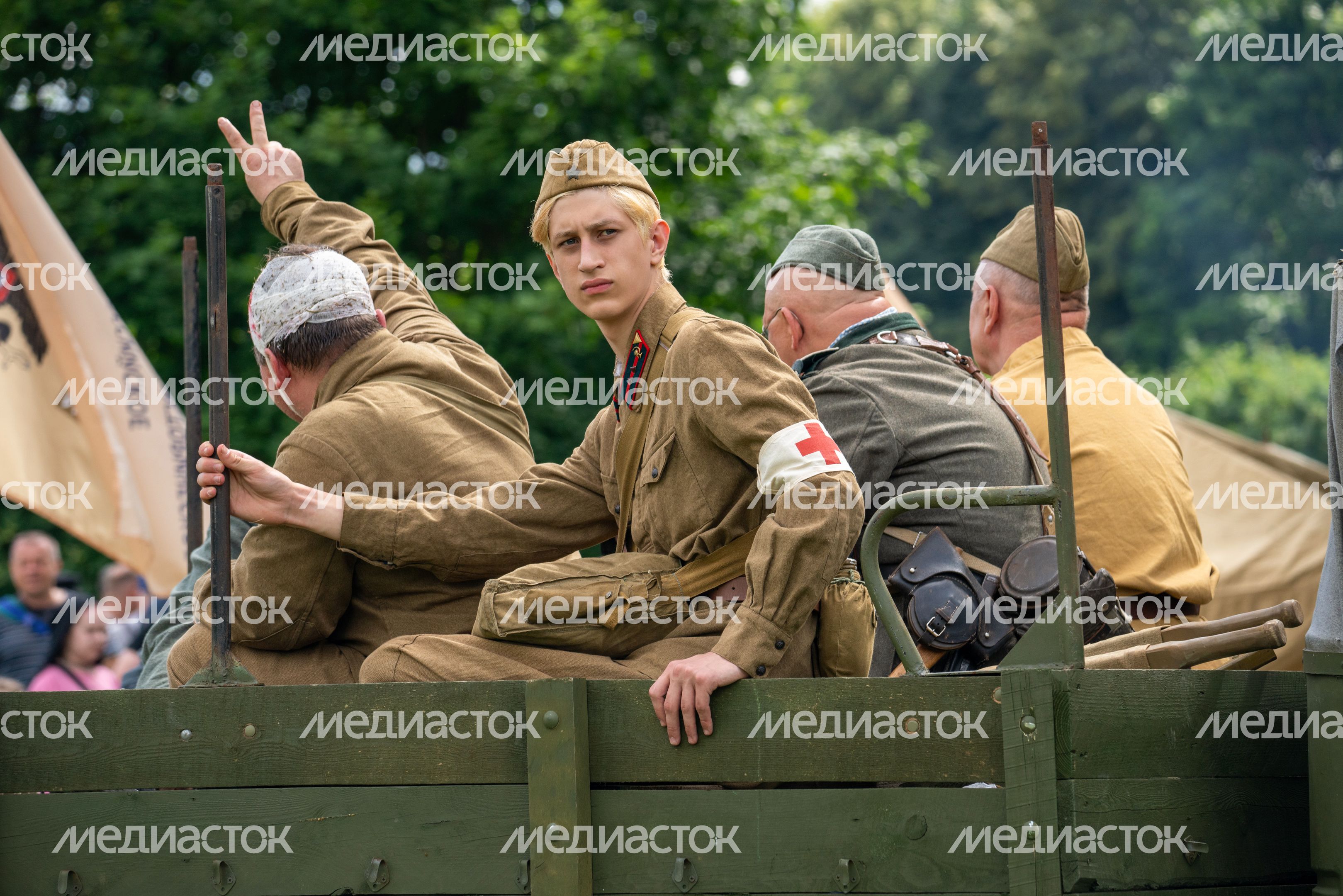Реконструкция боя на военно-историческом фестивале «Ополчение. По зову сердца» в музее-заповеднике «Горки Ленинские»