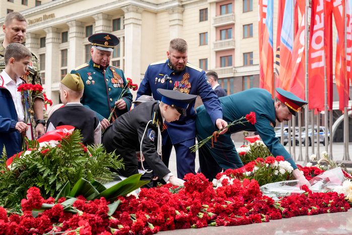 Участники специальной военной операции с детьми возложили цветы к Могиле Неизвестного Солдата