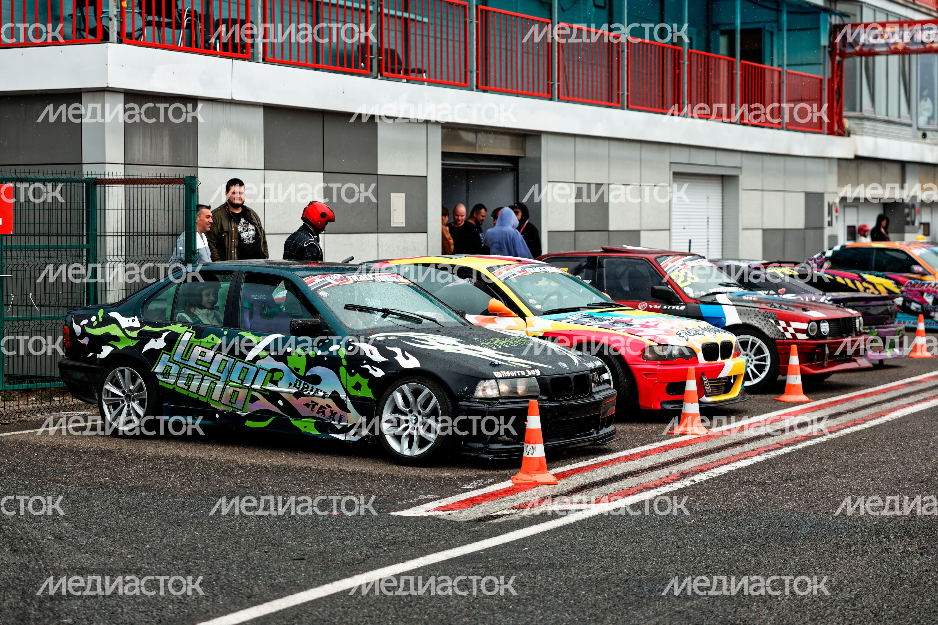 Гонка автомобилей на дрифт-фестивале скорости и драйва Drift Expo Track Mode 2025 Гонка автомобилей на дрифт-фестивале скорости и драйва Drift Expo Track Mode 2025