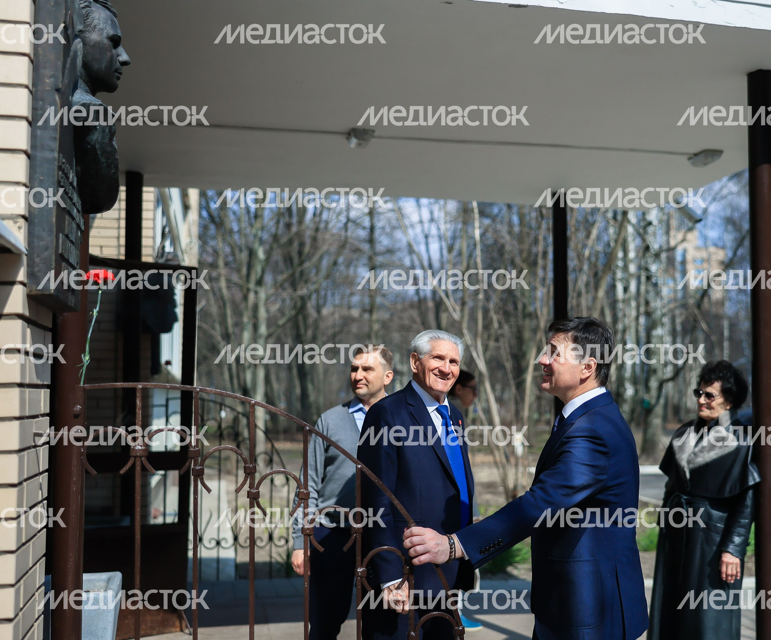 Посещение губернатором космонавта первого отряда