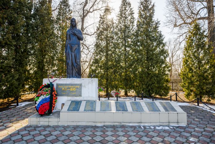 Памятник «Скорбящая мать» в деревне Оболдино округа Щелково