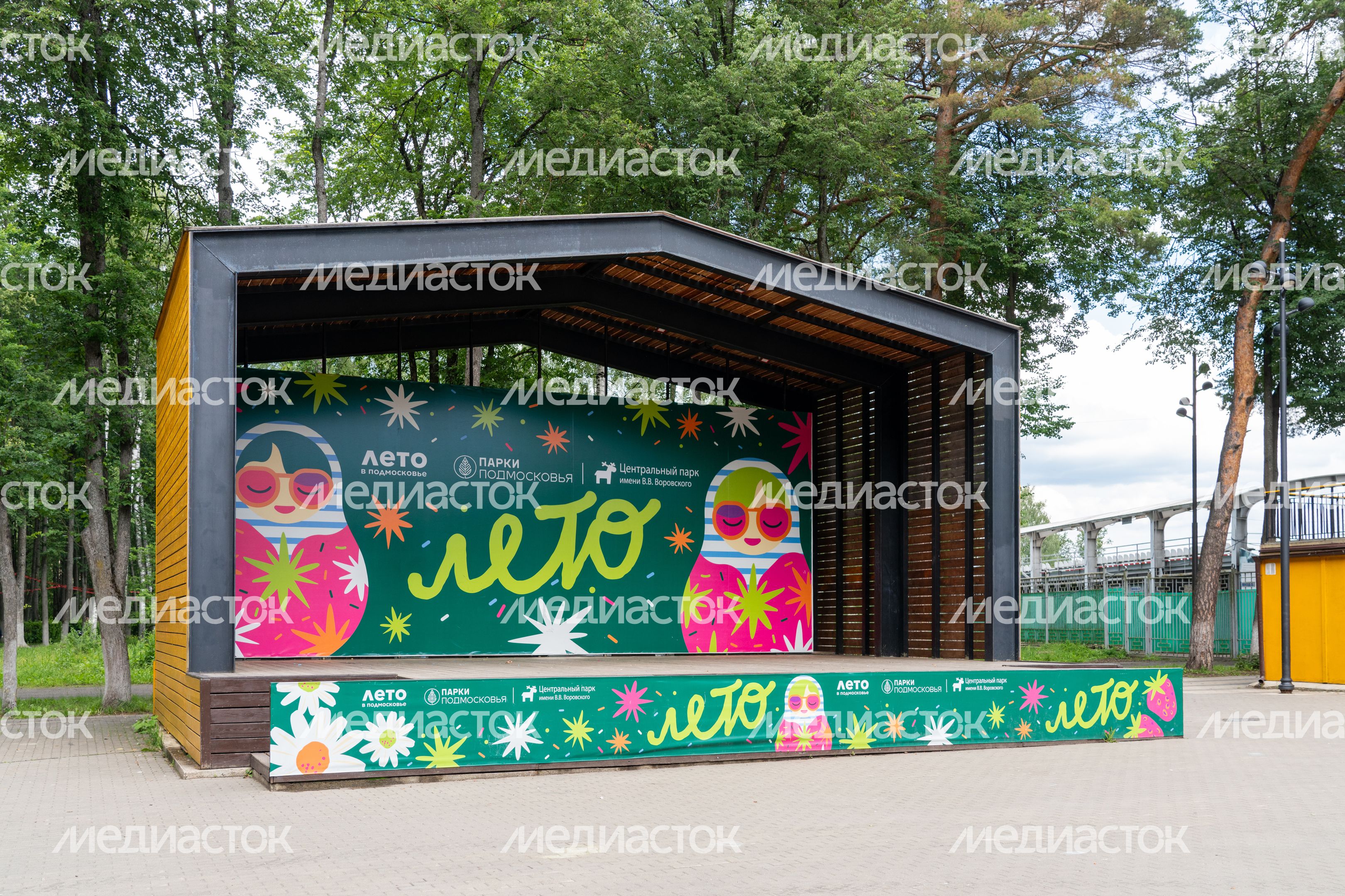 Сцена в Центральном парке имени В.В. Воровского в Наро-Фоминске летом Сцена в Центральном парке имени В.В. Воровского в Наро-Фоминске летом