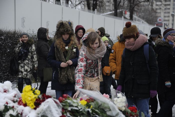 Цветы у посольства Франции в Москве