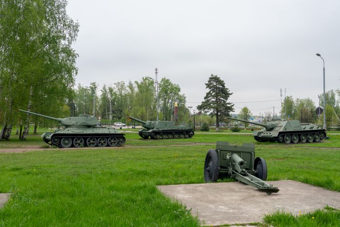 Артиллерийские орудия и танки у Ленино-Снегиревского военно-исторического музея в Ленино округа Истра