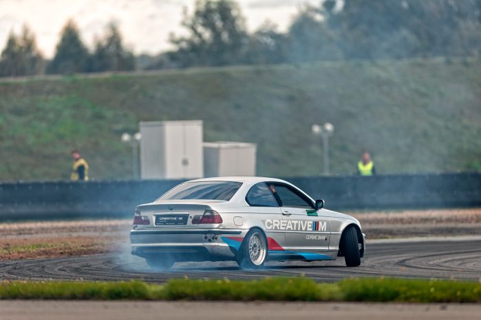 Дрифт-гонка автомобилей по автодрому Moscow Raceway на фестивале «Дрифт Экспо» в Волоколамске
