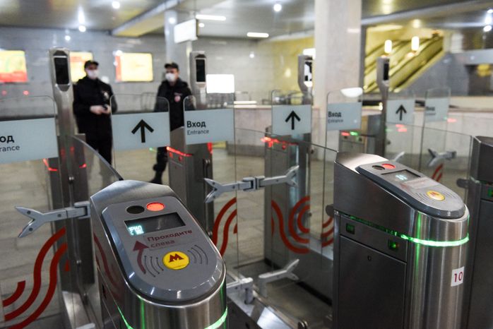 Проверка электронных пропусков в московском метро