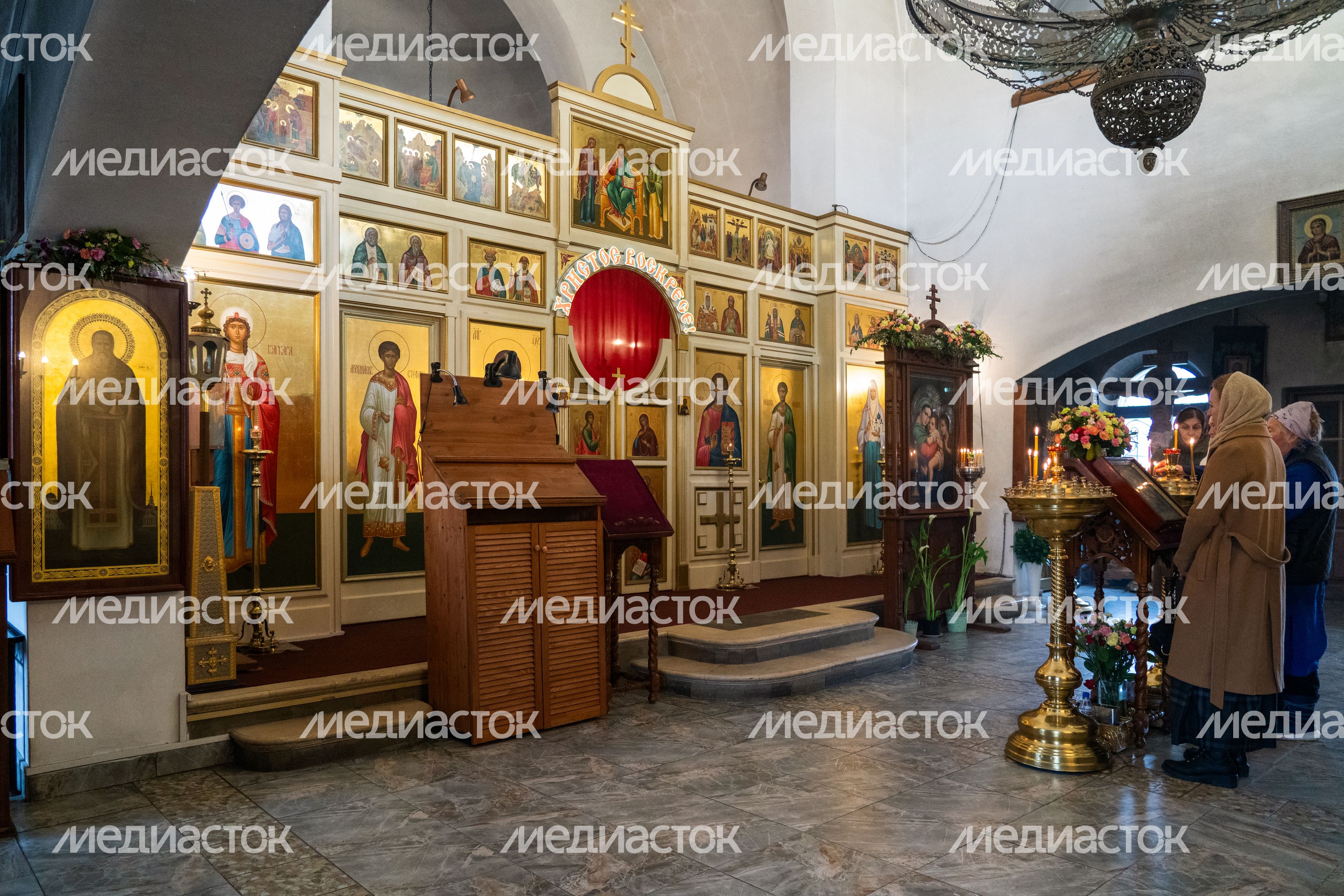 Прихожане в Елисаветинском храме поселка Опалиха Красногорска Прихожане в Елисаветинском храме поселка Опалиха Красногорска