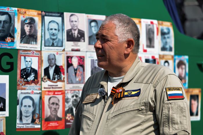 Акция «Бессмертный полк» в воздухе: пилоты аэроклуба ВВС украсили самолеты портретами ветеранов