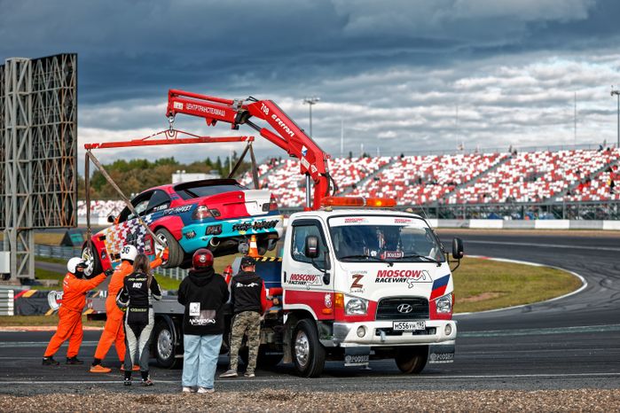 Дрифт-гонка автомобилей по автодрому Moscow Raceway на фестивале «Дрифт Экспо» в Волоколамске