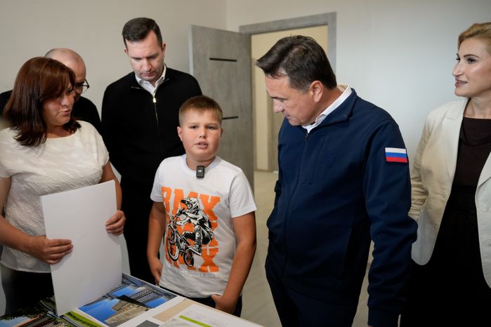 Андрей Воробьев приехал на стройплощадку многоквартирного дома на улице Гоголя в Лосино-Петровском