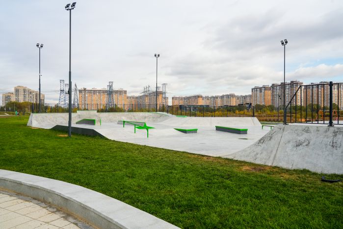 В Люберцах благоустроили парк "Дружба" с пешеходным мостом через озеро Черное