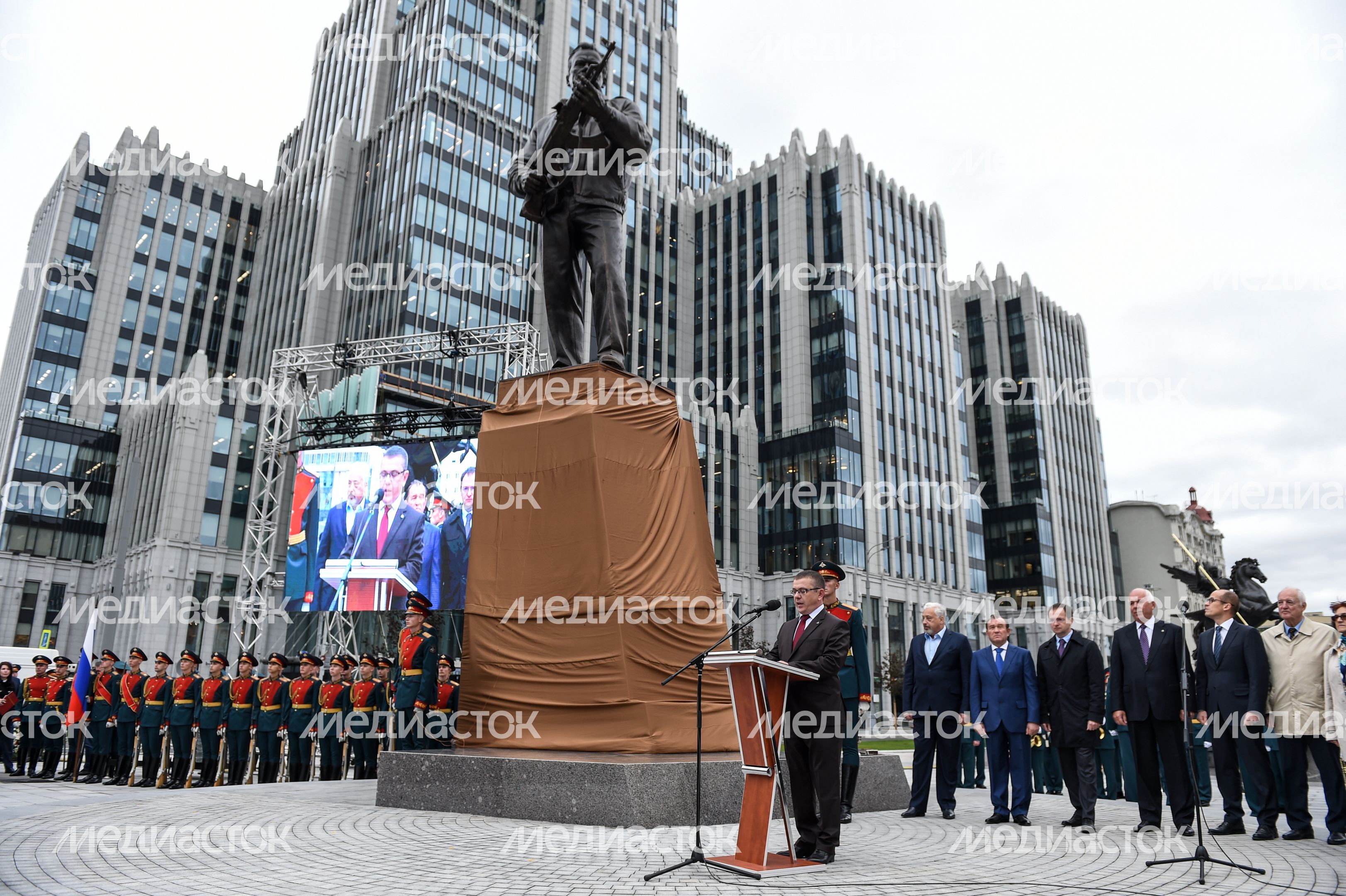 В Москве торжественно открыли памятник Михаилу Калашникову