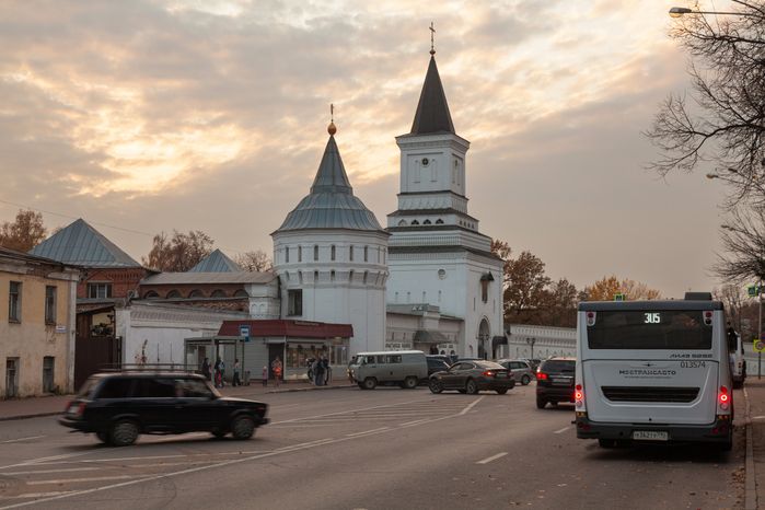 Осенний закат над Николо-Угрешским монастырем города Дзержинский округа Люберцы