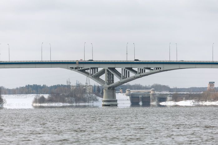 Зимний вид моста через Волгу в Дубне