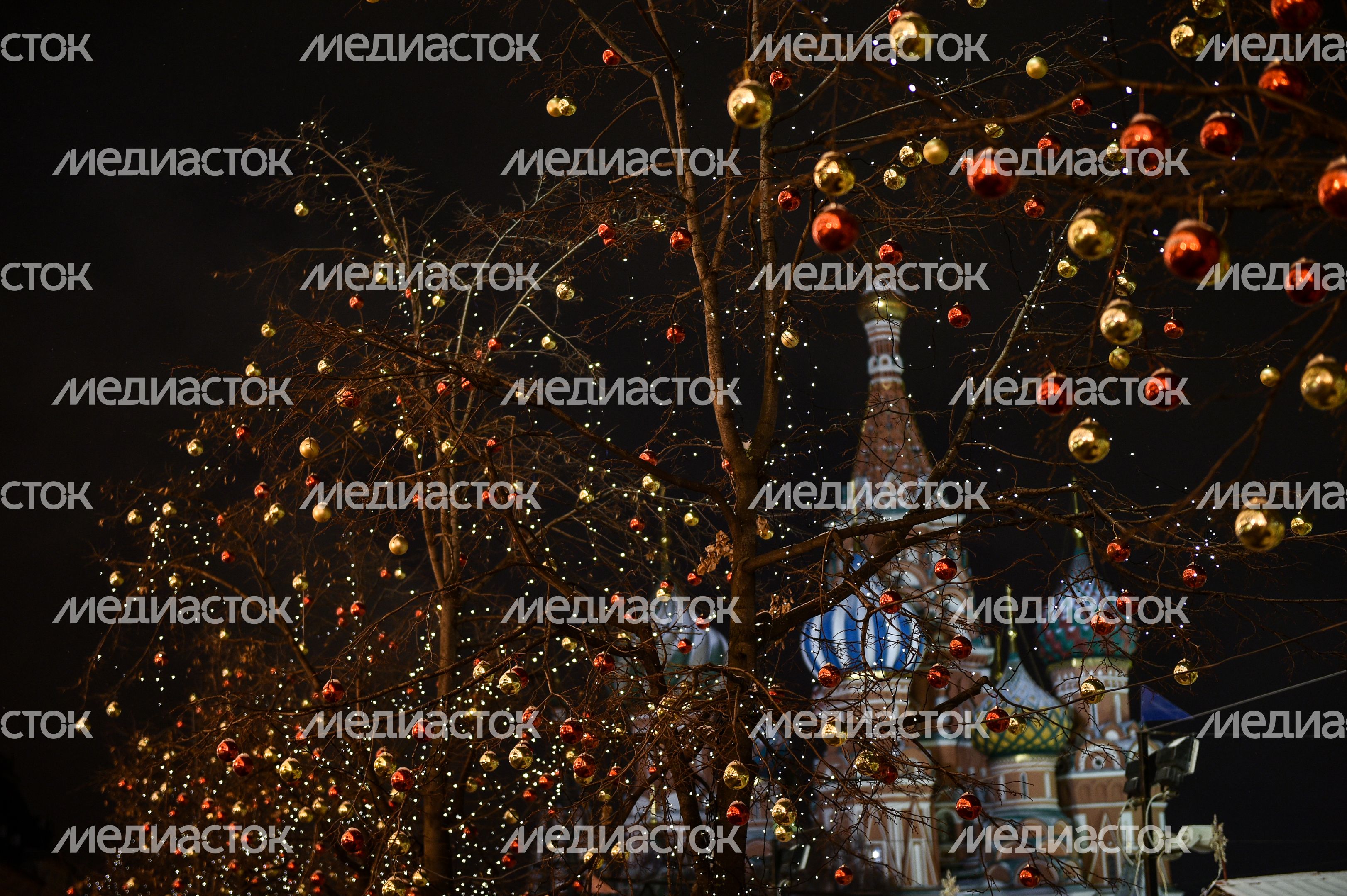 Подготовка к Новому году в Москве
