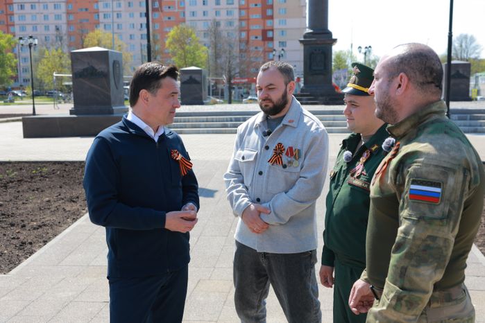 Андрей Воробьев вместе с ветеранами СВО возложил цветы к стеле в Можайске